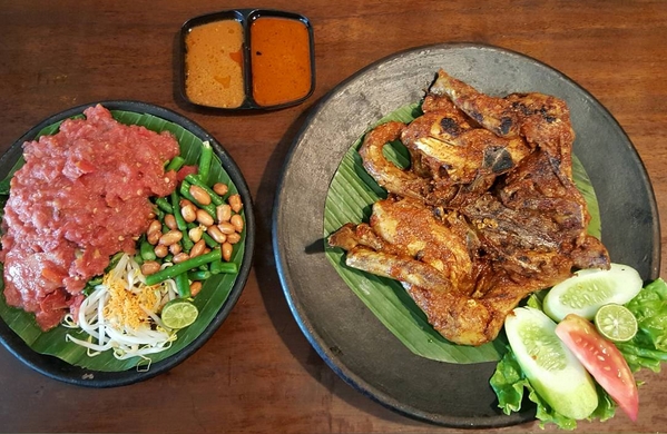 Lezatnya Ayam Taliwang, Makanan di Lombok yang Digemari Bule